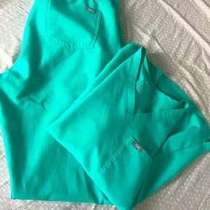 Figs surgical green M and MP set LIKE NEW